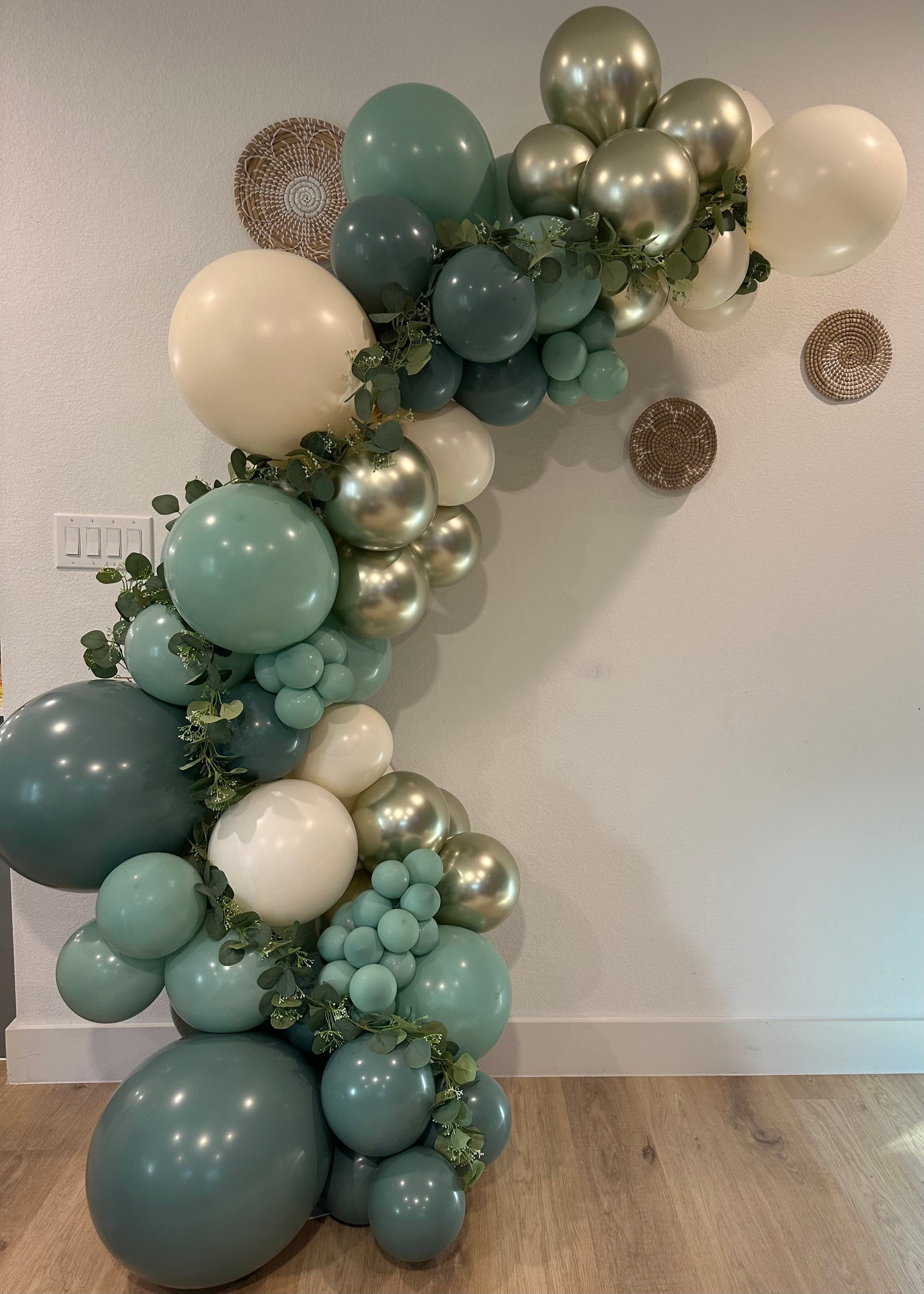 Free Standing Garland: an eleven-foot balloon garland in three colors, mixing 18-inch, 11-inch and 5-inch balloons